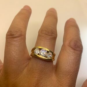 9.06 grams 18k yellow gold 3 stone Diamond ring